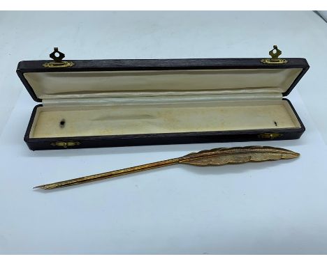 A boxed gold quill pen in the form of a feather total weight (7.8g) marked 18 K