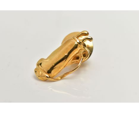 A YELLOW METAL PIN, designed as a golf bag with two golf sticks, approximate length 21mm, stamped with Italian marks 750 AR, 