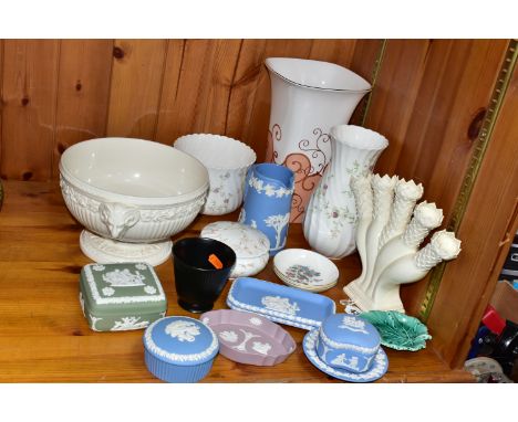 A GROUP OF WEDGWOOD CERAMICS, comprising a Williamsburg posy holder, a 'Campion' pattern planter, lidded pot, and vase, a 'Ma