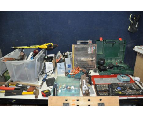 A TRAY OF TOOLS AND VARIOUS POWER TOOLS including a Bosch PSB14,4 VE-2 cordless drill with one battery (doesn't appear to cha