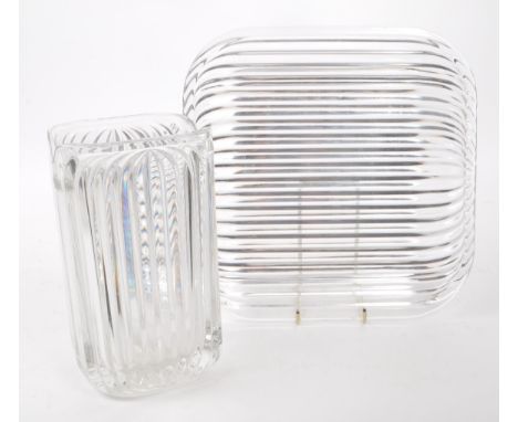 Villeroy &amp; Boch - Two vintage 20th century crystal glass pieces, comprising of a vase and a serving dish. Both in a ribbe