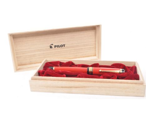 Pilot - A contemporary Pilot Custom 845 Urushi fountain pen. The pen having red Urushi lacquered body, with gilt details. Fea