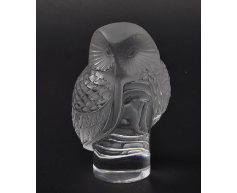 Lalique - A vintage 20th century Lalique cut crystal glass paperweight. The paperweight in the shape of an owl, with frosted 