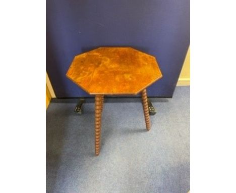 Mahogany "gypsy" table, c 1900, the octagonal top on three bobbin turned supports. 54cms diam.