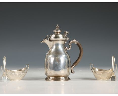 Engeland, mokkakannetje en paar zoutvaatjes, ca. 1900 rond model met licht gebolde buik, voluutvormige houten greep, scharnie