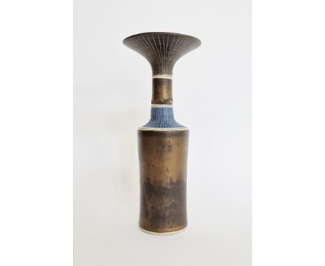 Lucie Rie (1902-1995, Austrian/British)
Porcelain vase &nbsp;(circa 1960)
Of cylindrical form, with tall neck and flared rim,