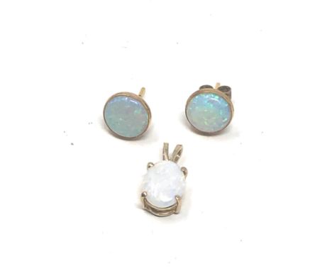 2 X 9ct Gold Opal Pendant &amp; Paired Stud Earrings (1.5g) 