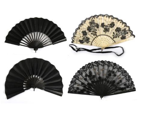 An Early 20th Century Bone Fan, mounted with a cream double gauze leaf and applied with black machine lace. Guard length 8 in