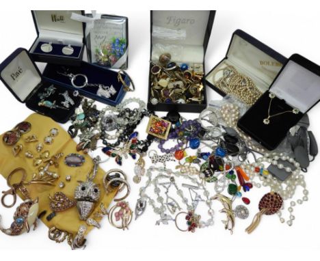 A collection of costume jewellery to include vintage animal and bird brooches, Essex crystal style cufflinks and horse stud, 