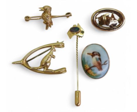 A collection of 9ct Australian jewels to include two kookaburra brooches, a kangaroo wishbone brooch, a stick pin set with an