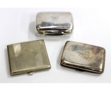 A LONDON SILVER A BARRETT & SONS SILVER SNUFF BOX, a Birmingham silver cigarette case and an Alpaca cigarette case (3) 