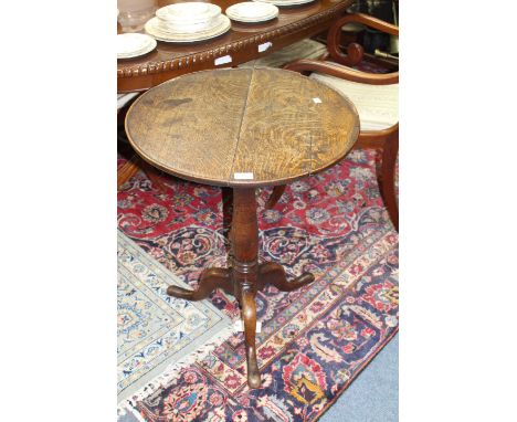 AN EARLY 19TH CENTURY OAK TRIPOD TABLE standing on turned baluster column, 70cm high