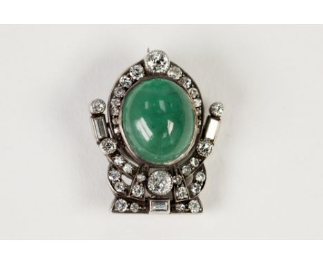 ANTIQUE GOLD, DIAMOND AND EMERALD BROOCH OF SECESSIONIST STYLE, set with a large cabochon oval emerald 15mm x 13mm, the surro