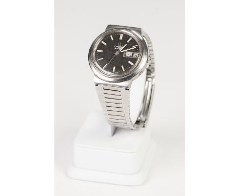 GENTS OMEGA STAINLESS STEEL WRIST WATCH, with quartz movement, circular dial with batons, sweep seconds hand, day/date apertu