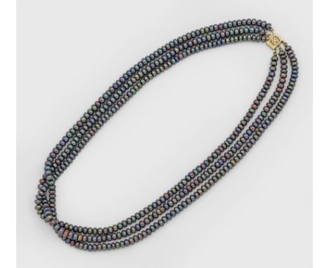 Gelbgold, gest. 14 ct.; Dreireihige Kette aus anthrazitfarbenen Süßwasser-Zuchtperlen in Boutonform in sehr farbintensivem, v