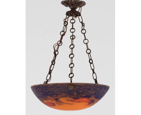 1-flg.; Satiniertes Glas mit orangefarbenen, roten und dunkelblauen Einschmelzungen sowie Metall. Flachgewölbte Lampenschale 