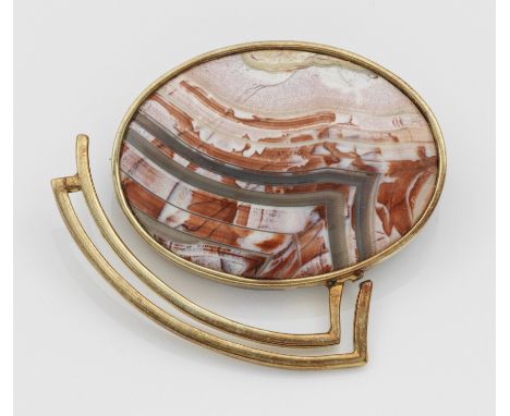 Gelbgold, gest. 585. Querovaler lachs-rotgrauer Achatcabochon, in korrespondierender Fassung. Gew. ca. 17,21 g.Brooch set wit