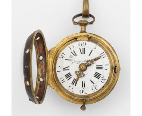 von Giuseppe Meghelesog. Karossenuhr. Messing mit dunkelbrauner Lederbespannung. Durchbrochen gearbeitetes, verglastes Uhreng