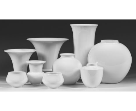 Weißporzellan. 9-tlg.; Verschiedene Formen. U.a. Modell "Kleiner Bär", "Fidibus", "Flora". Form-Entw. Trude Petri, Siegmund S