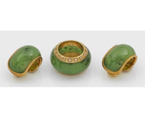 Bandring und Paar korrespondierende Ohrclips. Gelbgold, gest. 750. Besetzt mit hellgrüner Jade und teilw. kleinen Diamanten. 