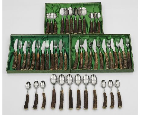 48-tlg.; 12 Speisemesser, 12 -gabeln, 12 -löffel, 12 Teelöffel. Die Griffe aus teilw. geschliffenem, naturbelassenem Rehgehör