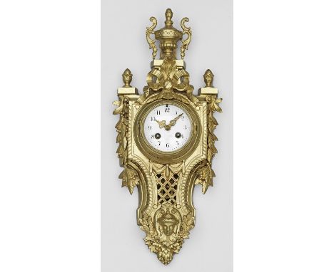 Messing. Balusterförmiger Korpus mit großem Schleifenmotiv, Lorbeerblatt und Gitterwerk sowie Vasenbekrönung. Verglastes Emai