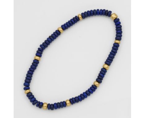 Gelbgold, gest. 750. Einreihige Kette aus royalblauen Lapislazulirondellen, akzentuiert durch korrespondierende Goldrondelle.