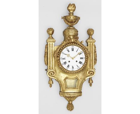 Holz, geschnitzt, gefasst und vergoldet. Balusterförmiger Korpus, flankiert von kannelierten Pfosten mit großer Vasenbekrönun