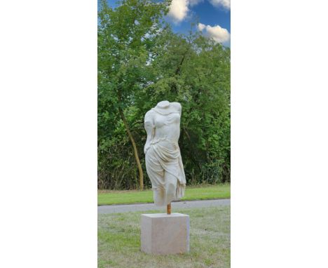 (Tätig im 20./21. Jh.)Weiblicher TorsoWeißgrauer Marmor. Im Detail fein ausgeführte, qualitätvolle Skulptur nach einem antike