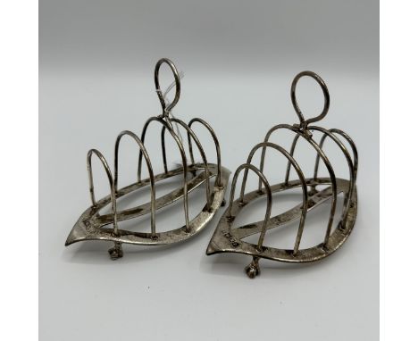 A pair of sterling silver toast racks by William Hutton and Sons, London 1903. 167g.