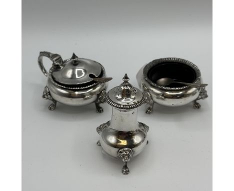 A sterling silver condiment set/ Mappin and Webb London, 1971. With blue glass liners. Sterling weight. 308g.