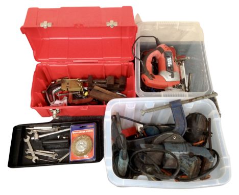 A tool box and two plastic crates containing assorted hand tools, power tools, bench vice, G-clamp etc 