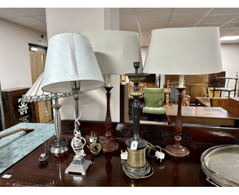 A contemporary table lamp with a leaded glass shade together with four further table lamps, three with shades.