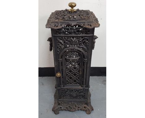 Victorian cast iron cased oil lamp, 63 cm tall, In fine condition