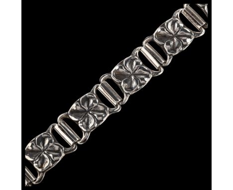 BORGE AXEL MEYER - an Art Nouveau Danish silver 4-leaf clover panel bracelet, length 19cm, 23gNo damage or repairs, only ligh