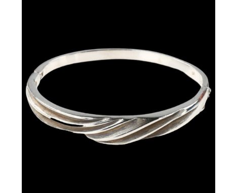 SUSANNE HINGLEBERG - a modern Danish sterling silver fold hinged bangle, setting height 9.6mm, internal circumference 17cm, 2