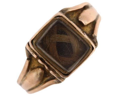 A Georgian hairwork mourning ring, unmarked gold closed-back settings with plaited hair beneath bevel-edge glass panel, setti