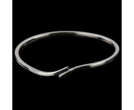 MICHAEL KARVANY - a Danish modernist sterling silver crossover bangle, band width 2.8mm, internal circumference 20cm, 10.9gNo