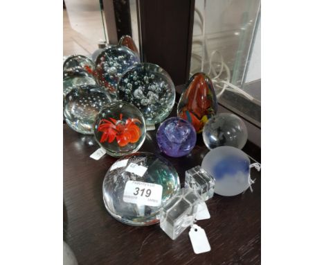 10 PAPERWEIGHTS INCLUDING GISELA GRAHAM ETC