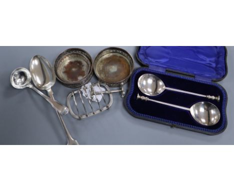 A cased pair of Edwardian 'seal' top spoons, Sheffield, 1908, a Georgian Scottish silver sauce ladle, a silver toastrack and 
