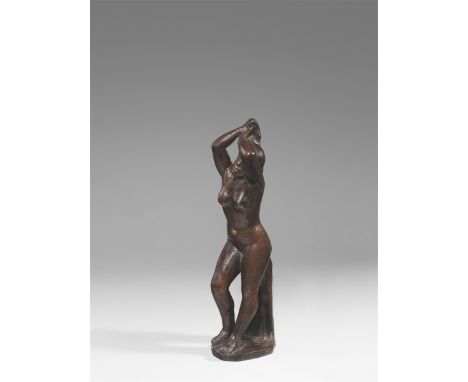 Aristide Maillol (1861 – Banyuls-sur-Mer – 1944). „Femme les deux mains aux cheveux“. (Vor) 1905Bronze mit brauner Patina.  3