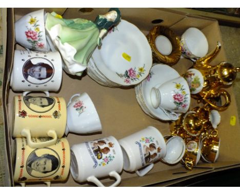 A TRAY OF ASSORTED CHINA TO INCLUDE FLORAL EXAMPLES TOGETHER WITH A ROYAL WORCESTER LES PETITES HOLLY FIGURE