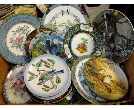 A TRAY OF CABINET PLATES TO INCLUDE COALPORT, GOEBEL AND ROYAL DOULTON EXAMPLES