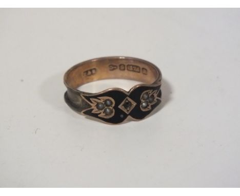 A GEORGIAN STYLE ENAMEL AND SEED PEARL RING  STAMPED 375, APPROX WEIGHT 2 G