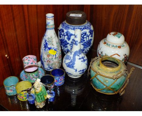 A COLLECTION OF ORIENTAL CERAMICS AND ENAMEL ITEMS TO INCLUDE NAPKIN RINGS, DRAGON PATTERN VASE, GINGER JARS ETC. (13)
