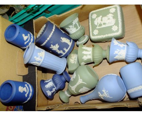 A SMALL TRAY OF ASSORTED WEDGWOOD JASPERWARE TO INCLUDE A TABLE LIGHTER