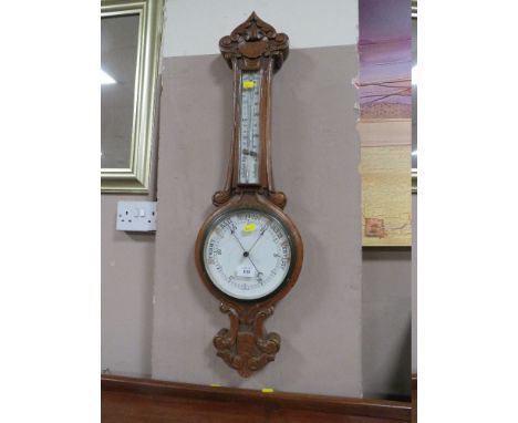 AN EARLY 20TH CENTURY OAK ANEROID BAROMETER - A/F * CRACKED FACE