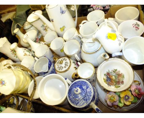 A TRAY OF ASSORTED CERAMICS TO INCLUDE A MAYFAIR PART COFFEE SET, WEDGWOOD ETC. TOGETHER WITH A BOX OF CERAMIC FLORAL ORNAMEN