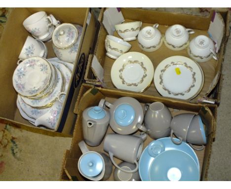 A SMALL TRAY OF MINTON GOLD LAURENTIAN CHINA TOGETHER WITH A SMALL TRAY OF RETRO POOLE CHINA AND A BOX OF COLCLOUGH CHINA (3)
