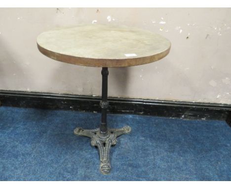 A VINTAGE CAST BASE PUB STYLE TABLE H-73 DIA. 59 CM 